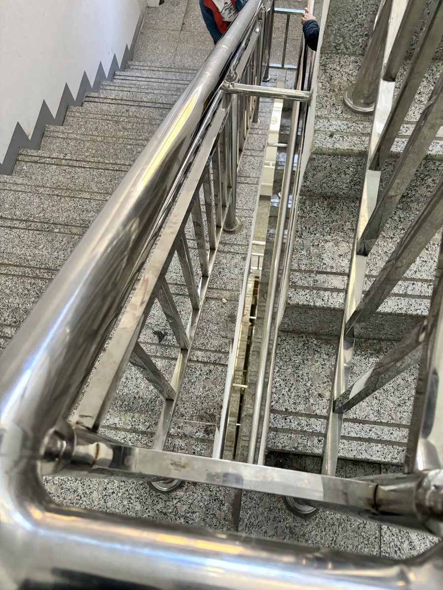 11-р хороололд байдаг гэмтлийн эмнэлэг нь 7 давхар руу шатаар гардаг юм байна бурхан минь. яагаад ийм хүмүүстээ хайргүй юм бэ. хөгшин настай, хөл муутай, хүүхдээ тэвэрсээ гээд бүгд д аахиулж, амарч, хазганамаар дээш доош гарах юм. арай юмаа