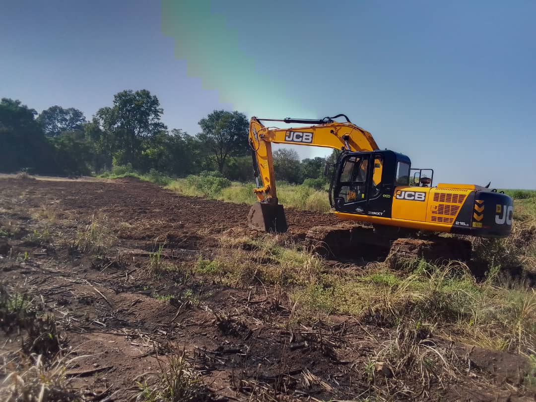 Spoil spreading with an excavator at Hippo Valley Estates. Here at Kudvic Pvt Ltd we do hire out earthmoving equipment.  

Excavators
TLB's/Backhoe Loader
Tippers (30tons)
Frontend Loders
Dozers

Email: salesandadmin@kudvic.co.zw
WhatsApp/Call: +263786871094
#earthmovingequipment