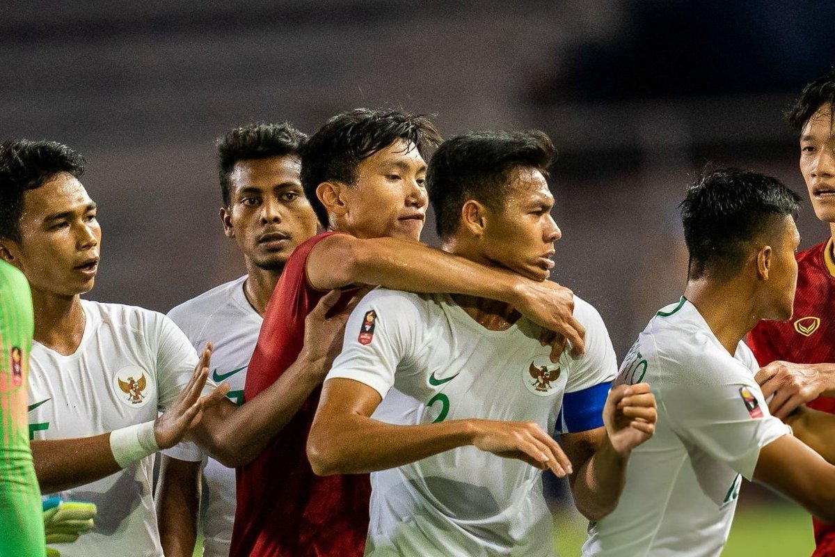 bongdalu123's tweet photo. BÁO INDONESIA: "GÃ CÔN VĂN HẬU :)))
Bongdalu123 tỷ số bóng đá trực tuyến https://t.co/2knRfhLizI https://t.co/rVppKp344V
