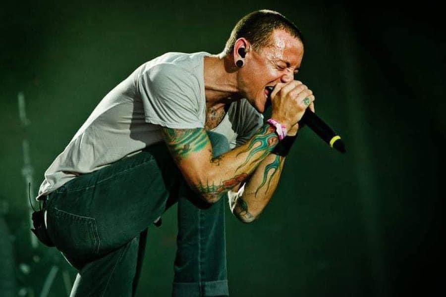 Hoy hubiese cumplido 48 años Chester Bennington, la gran voz de Linkin Park que se apagó muy, muy temprano. Se le extraña.