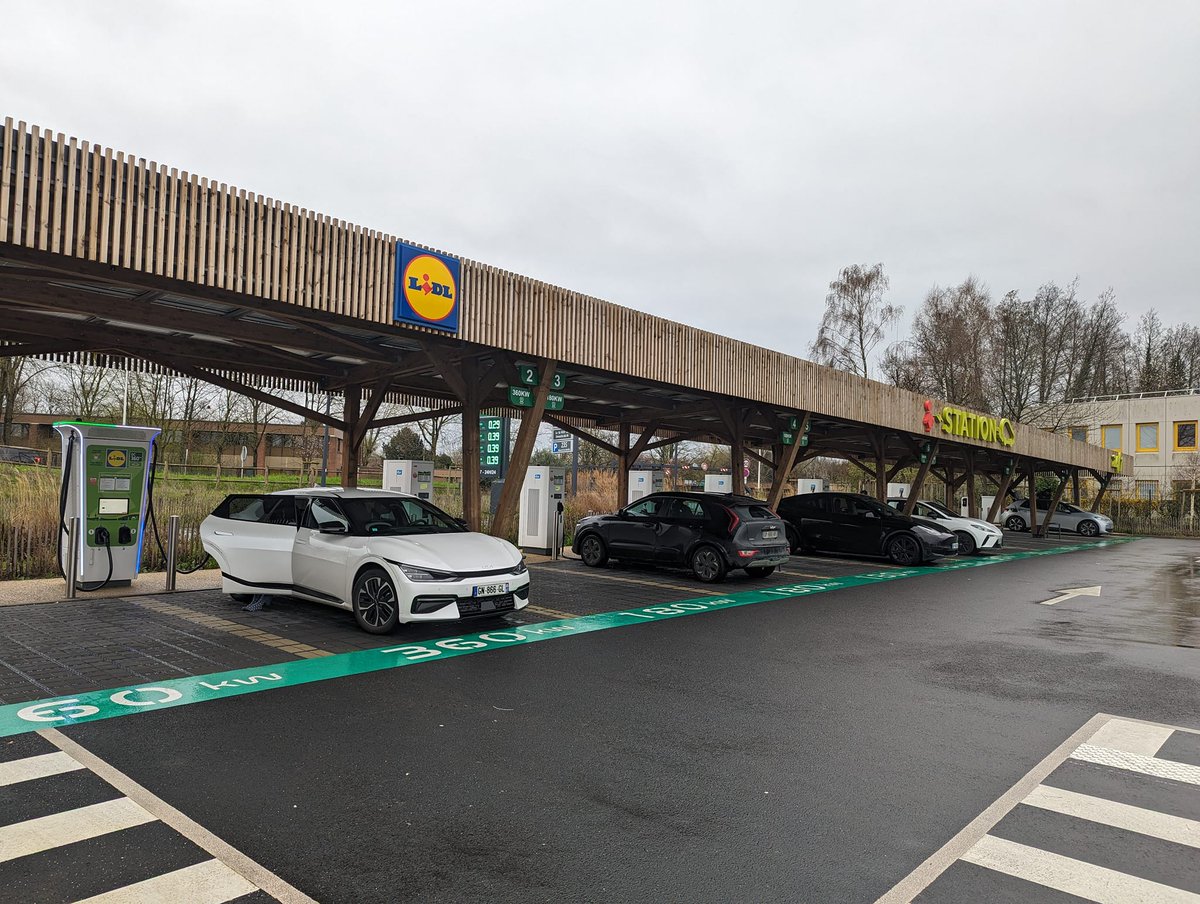 You were looking for Electric Paradise?
Well, look no further, 
⚡️⚡️⚡️
BIENVENUE EN FRANCE 🇫🇷🇫🇷🇫🇷
⚡️⚡️⚡️
Welcome to <a href="/lidlfrance/">Lidl France</a>: local leaders in affordable (fast) charging

up to 360 kW (?) at € 0,39/kWh 
#adhoc payment (reading this, #Deutschland?)

<a href="/BaltzliOlivier/">Olivier Baltzli</a> 📸

#LIDL
