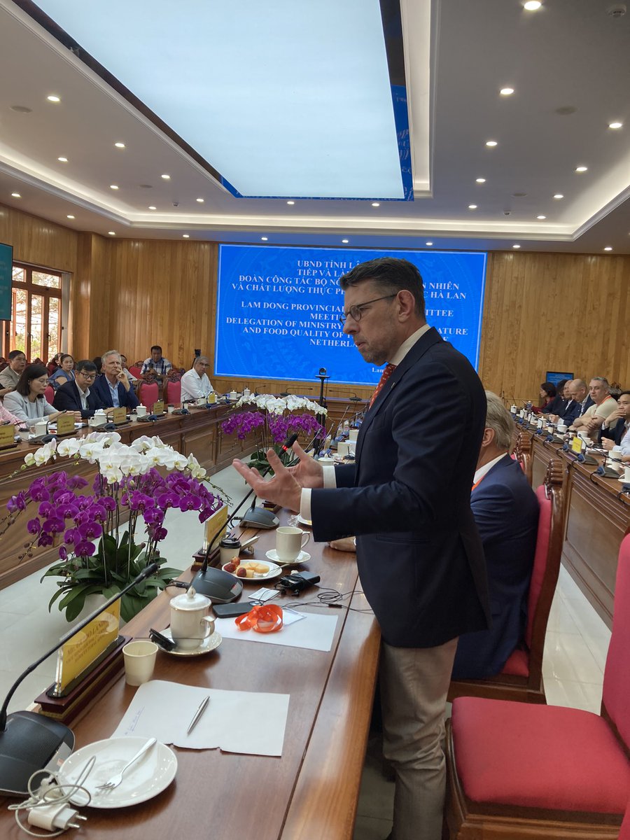 Guido Landheer (@glandheer) on Twitter photo Ook gesprek delegatie met Lam Dong People’s commitee. Levendig gesprek over kennis en samenwerking op gebied zaden, tuinbouw. Ook boegbeeld <a href="/JaapBond/">Jaap Bond</a> van <a href="/TopsectorTU/">Topsector TU</a> en burgemeester Bouke Arends van <a href="/GemWestland/">Gemeente Westland</a>. Ook gesprek delegatie met Lam Dong People’s commitee. Levendig gesprek over kennis en samenwerking op gebied zaden, tuinbouw. Ook boegbeeld <a href="/JaapBond/">Jaap Bond</a> van <a href="/TopsectorTU/">Topsector TU</a> en burgemeester Bouke Arends van <a href="/GemWestland/">Gemeente Westland</a>.