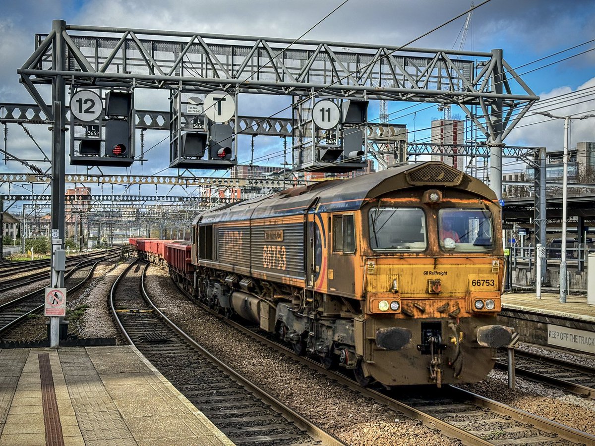 66753 ‘EMD Roberts Road’ eases onto the through road at Leeds City Station with 6G90, Tyne Yard to Neville Hill West Yard. A working that is part of the TRU project at Neville Hill. 
#Class66 #GBRf #TRU #LeedsCityStation #Trainspotting