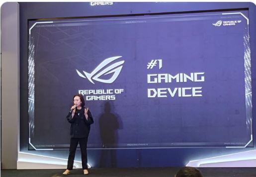 SSuhermina's tweet photo. Siniiii! Ada baru datang nih #ROGPhone8ID udah siap digenggaman para pejuang game, streaming, para pembuat konten nih. ASUS ROG Phone 8 Series, Beyond Gaming, ponsel keren yang mendukung segala aktifitasmu@ASUS_ROG_ID https://t.co/gNHIkR4HYl