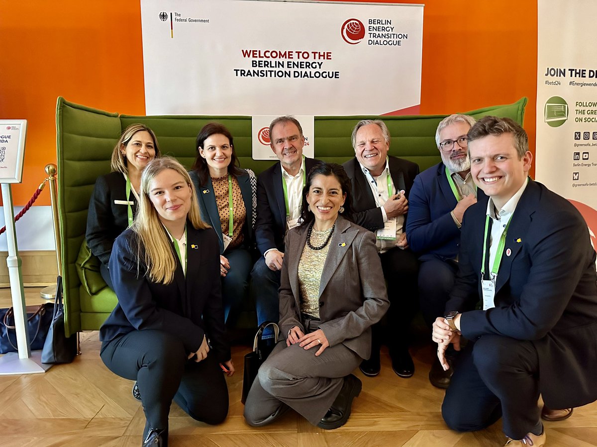 In Spanish we say: “La que busca, encuentra”, “if you look for it, you find it”. I found a #HeatChangers gang at the @greensofa_betd! Let’s be part of the energy conversation! #SolarHeat hot, hot, heat.