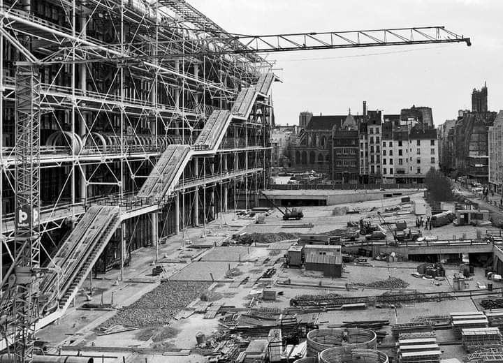 Centre Pompidou, Paris. 1977...under construction Richard Rogers & Renzo Piano... #architecture #arquitectura #construction #RenzoPiano #RichardRogers #Piano #Rogers #Pompidou