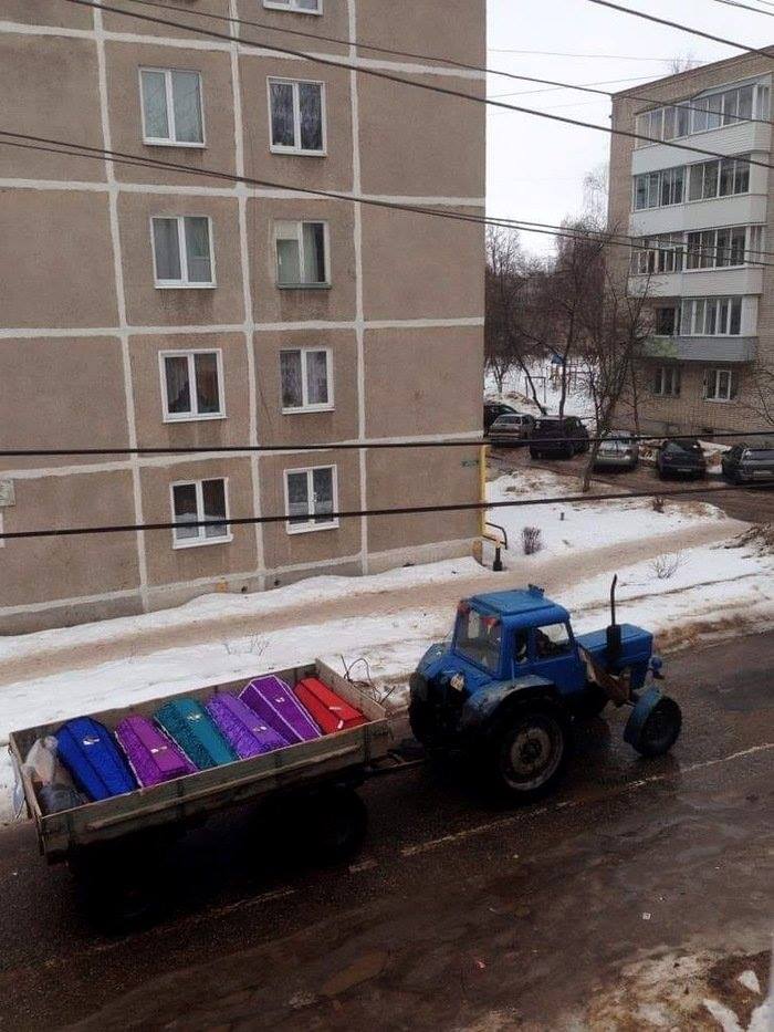 По полям, по полям
Синий трактор едет к нам
У него в прицепе кто-то

Больше не поёт