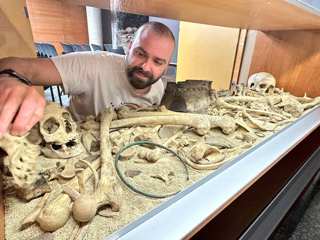 Des del projecte <a href="/ArrelsP/">ARRELS Prehistòriques</a> hem tornat a <a href="/MuseuRipoll/">MuseuRipoll 🎗</a> les restes de la seva exposició permanent sobre #RocOrenetes.  Aquestes restes (ossos humanes, ceràmica i bronze) van ser cedides al <a href="/iphes/">IPHES-CERCA</a> per al seu estudi, i ara es poden tornar a veure al museu. És un tresor! Moltes gràcies!