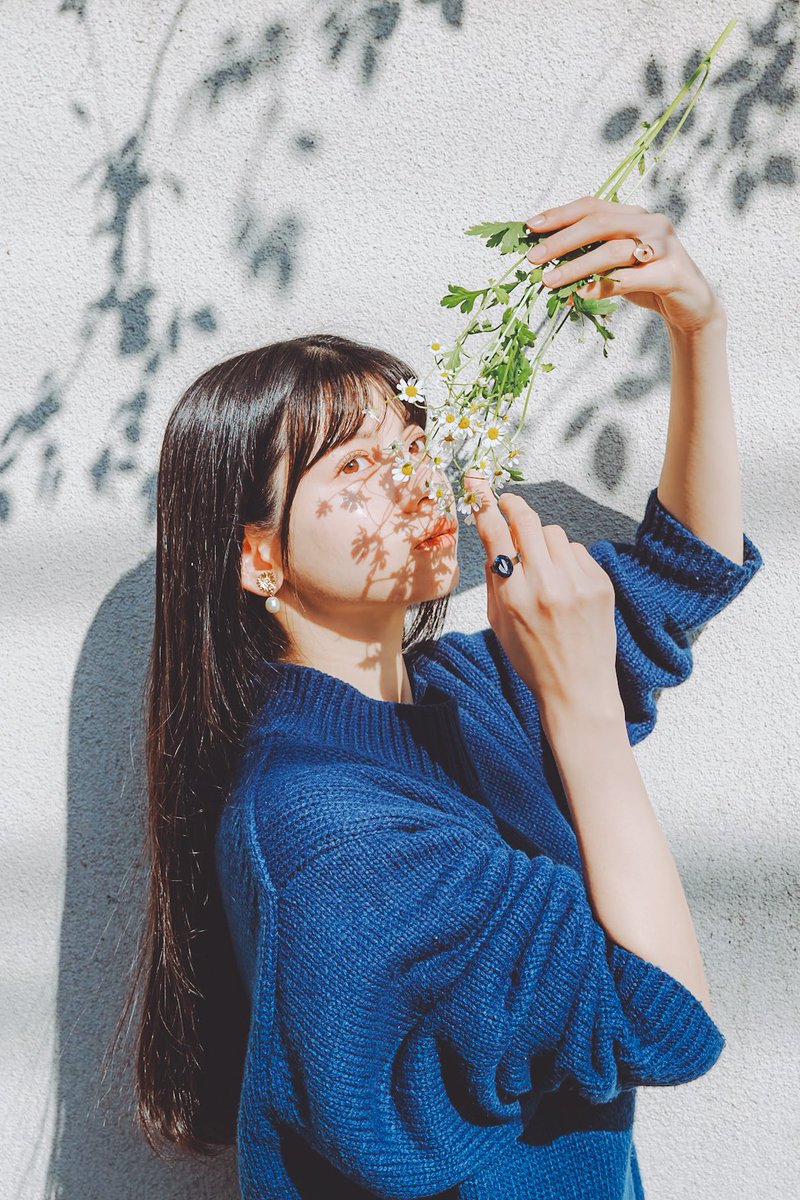fujii_orin's tweet photo. 今年の春もhanaringの撮影を。
花が閉じ込められた指輪達がほんとに可愛い。 https://t.co/SA5SeTUUNv