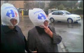 AnitaBotwin's tweet image. Encapuchados entrando en la casa de Ayuso