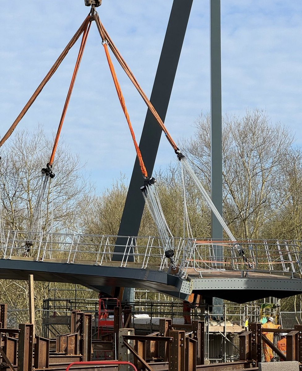 Baldwins Crane Hire with their Liebherr LTM1500 lifting sections at the Keepax Bridge. Improving walking and cycling routes around the county for Worcestershire County Council and Worcester City Council. @HeavyLiftHQ @BaldwinsCranes