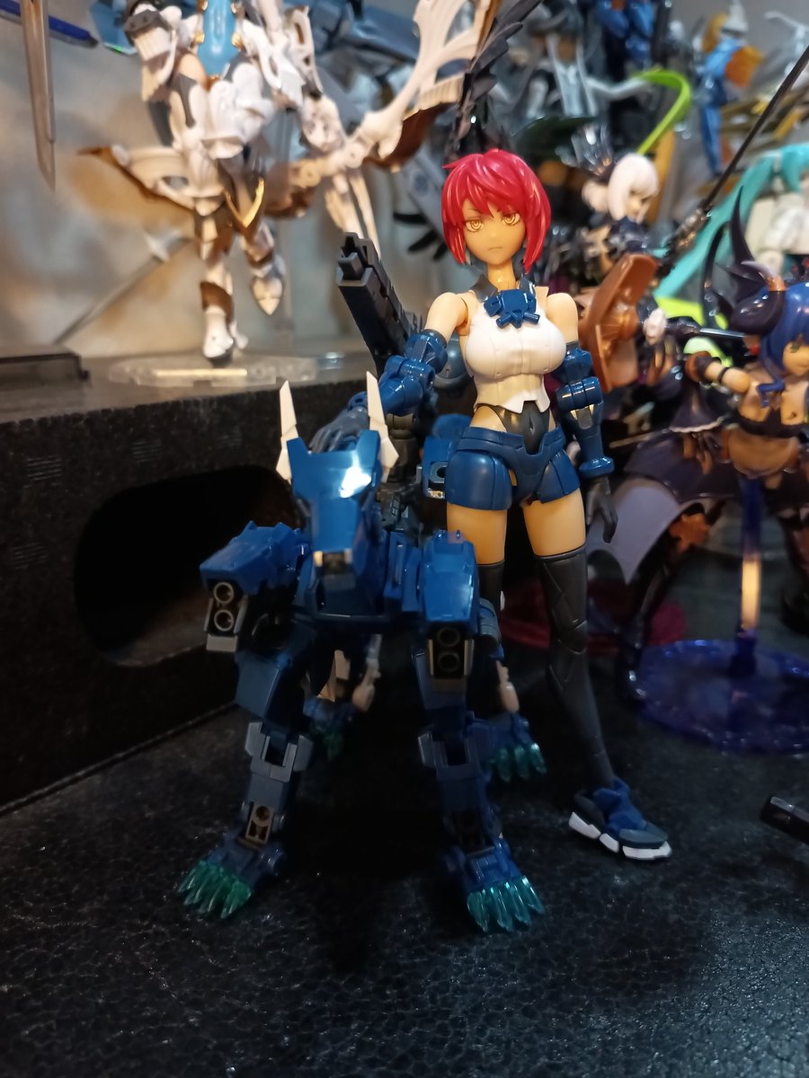 V91044337's tweet photo. ルピナスさんの相棒ワンコのリュカオン君出来ました〜
可動が凄くて逆にポージングが決まらないw
人型モードもカッコイイけどルピナスさんの方が背が高くて並べるとちょっと可愛いかも
#かなラボ投稿 https://t.co/ScIsKDzN3L