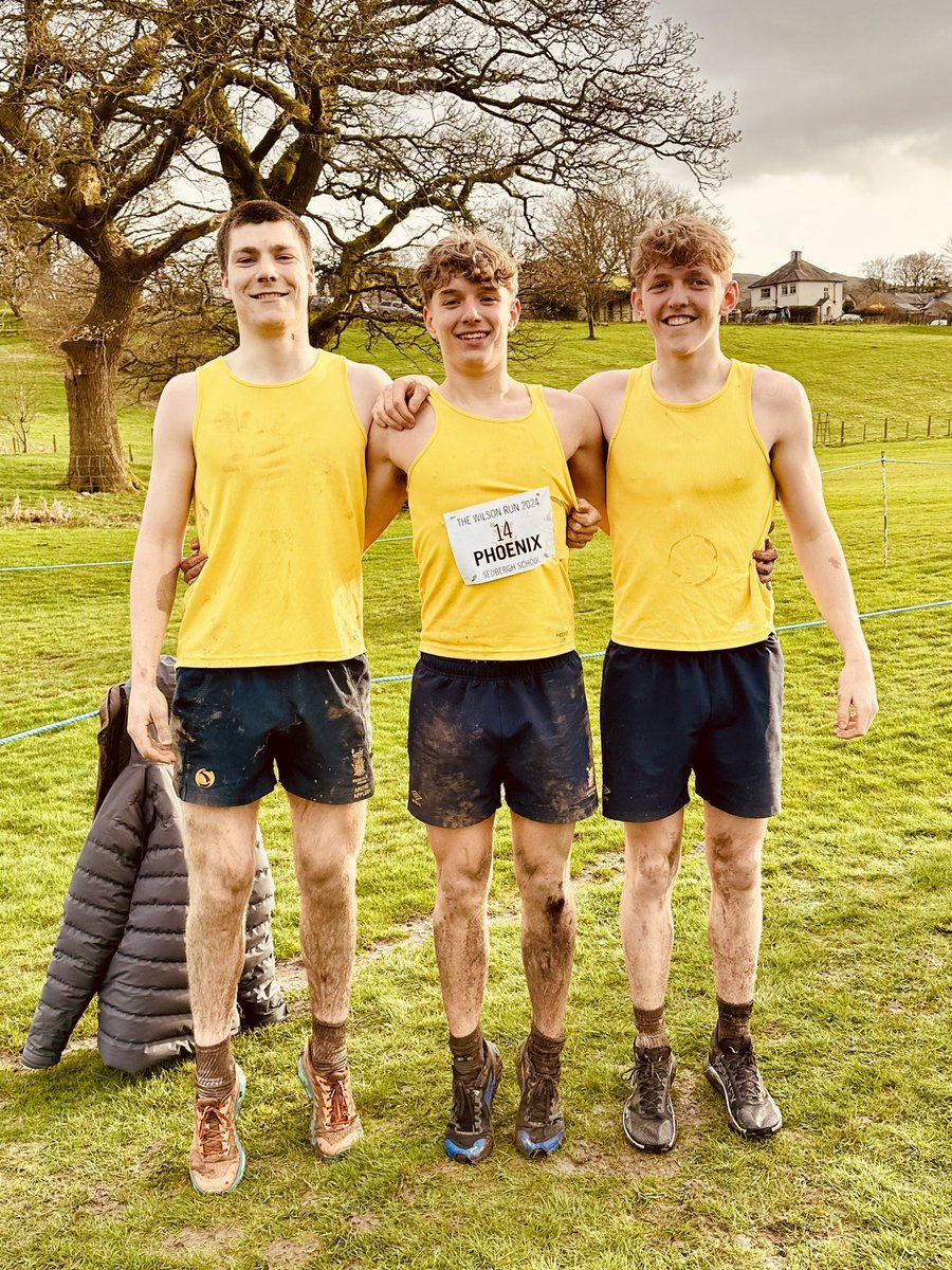 BoardroomBlonde's tweet photo. Evanians, old and current, all enjoying the magic of the Wilson Run. 🏃🏼 🐝🏆 #wilsonrun #10mile @Evans_Sedbergh @SedberghSchool https://t.co/GCuJvY4A9r