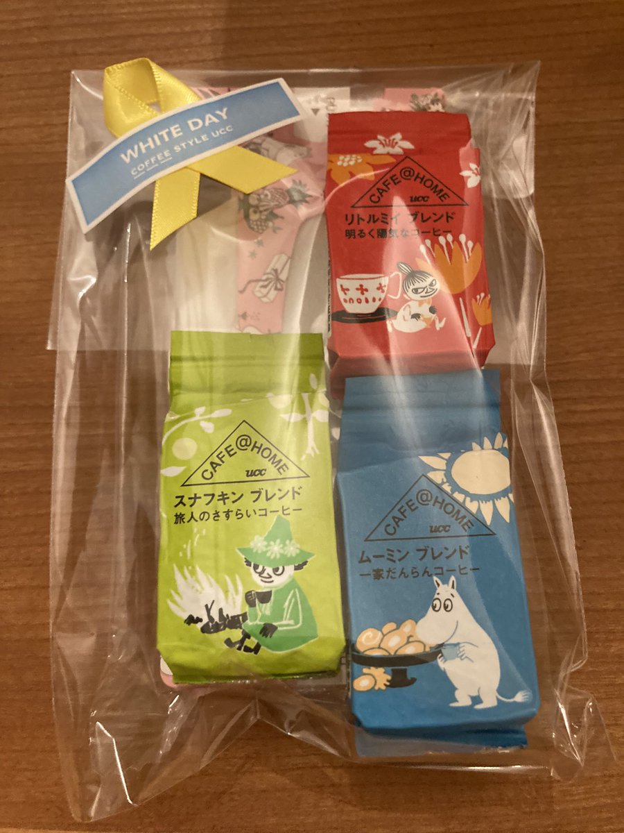 遅ればせながらホワイトデーに頂いたもの
𝑾𝒉𝒊𝒕𝒆 𝑫𝒂𝒚🤍🍫

自ら買ったステラおばさんのクッキー🍪
始祖様も貰ったROYCEポテトチップスチョコレートと生チョコ🍫
 #ムーミン パッケージのUCCコーヒー☕️

このポテトチップスチョコレート、4袋分だったのにもう無いよ(๑❛ڡ❛๑)💦
#フモフモさん