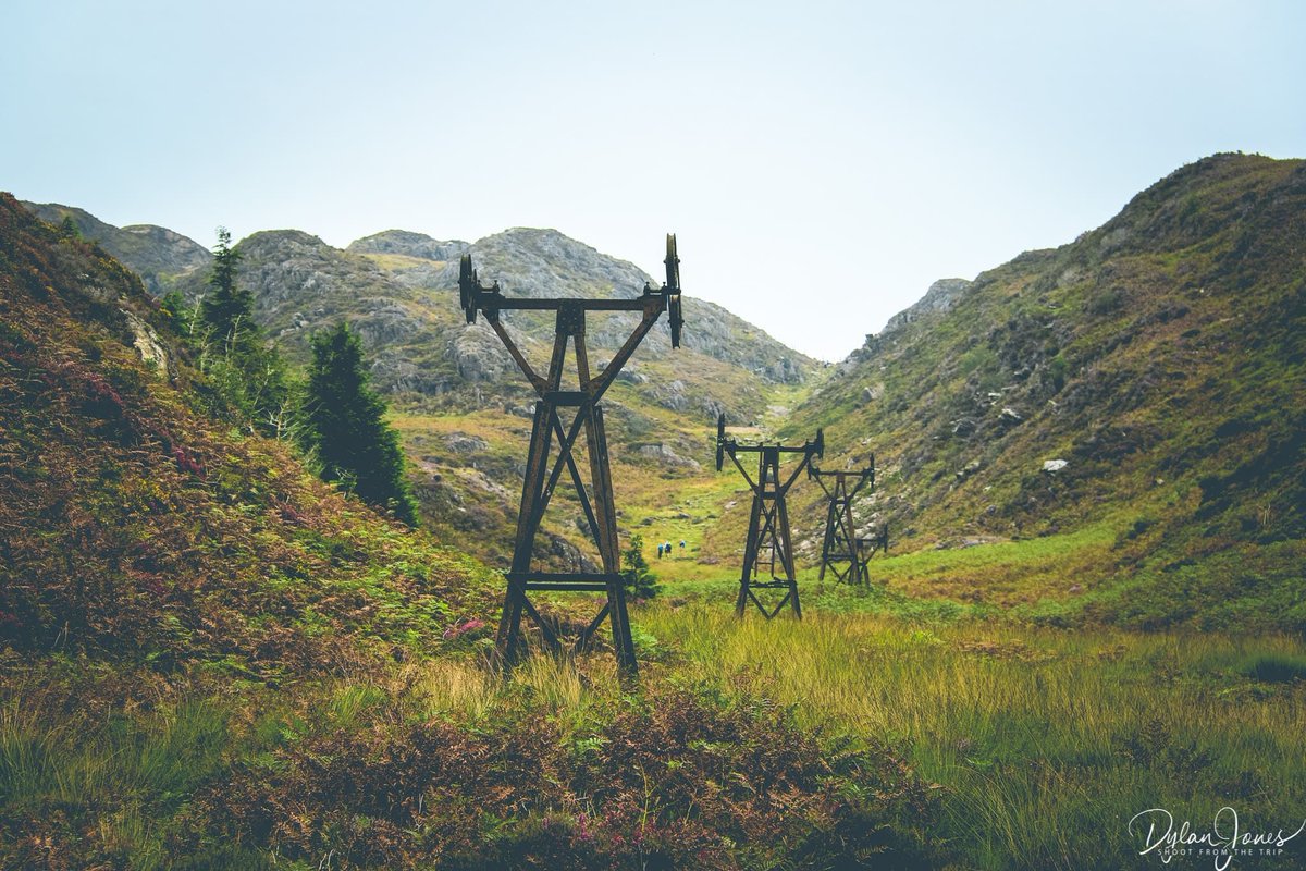 Embark on a stunning circular Beddgelert walk taking in mountains, lakes and river gorges showcasing the best of Eryri (Snowdonia). @eryrinpa @visit_eryri @visitwales @gonorthwales Read article below buff.ly/3NBsDTl