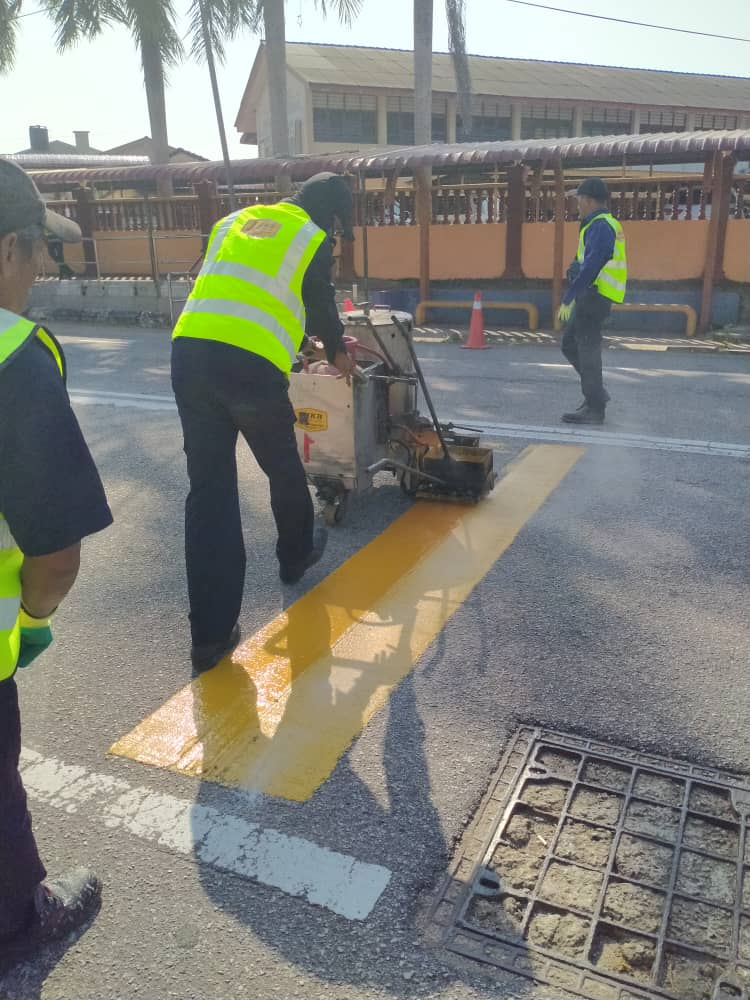 20.3.2024 (Rabu)

Kerja-kerja mengecat semula garisan jalan Tranverse Bar secara jabatan dihadapan SMK RAHMAT Kuala Sungai Baru, Masjid Tanah Alor Gajah.

<a href="/moworksmy/">Kementerian Kerja Raya Malaysia</a> 
<a href="/IPJKR_Official/">JKR Malaysia Rasmi</a> 
<a href="/MSalzeli/">Ir. MOHAMAD SALZELI MOKTAR</a> 
<a href="/Haidir_Haron/">Haidir</a>