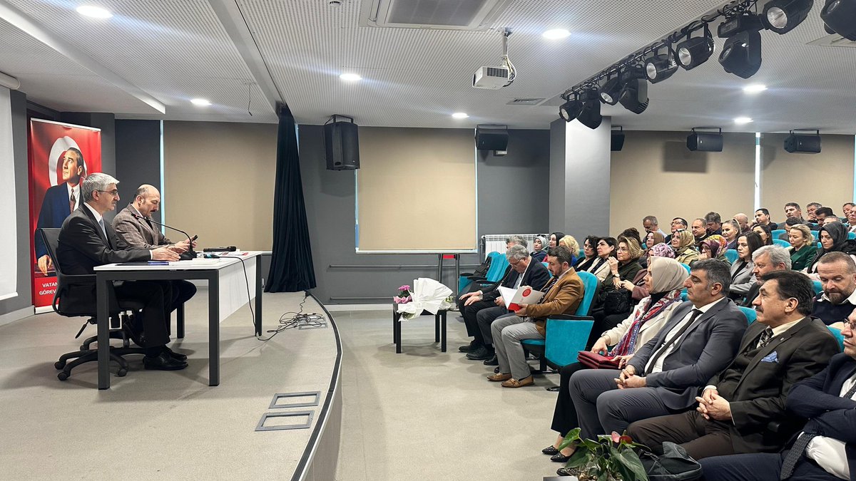 Maltepe'de eğitim yöneticilerimizle bir araya geldik. Sorulu cevaplı geçen buluşmada yönetici arkadaşlarımızla  Bakanlığımızın politikaları ve sahadaki yansımaları üzerine çok güzel bir hasbihal oldu. <a href="/maltepemem34/">Maltepe İlçe Millî Eğitim Müdürlüğü</a> ilçe müdürlüğüne ve okul müdürlerimize çok teşekkür ediyorum...