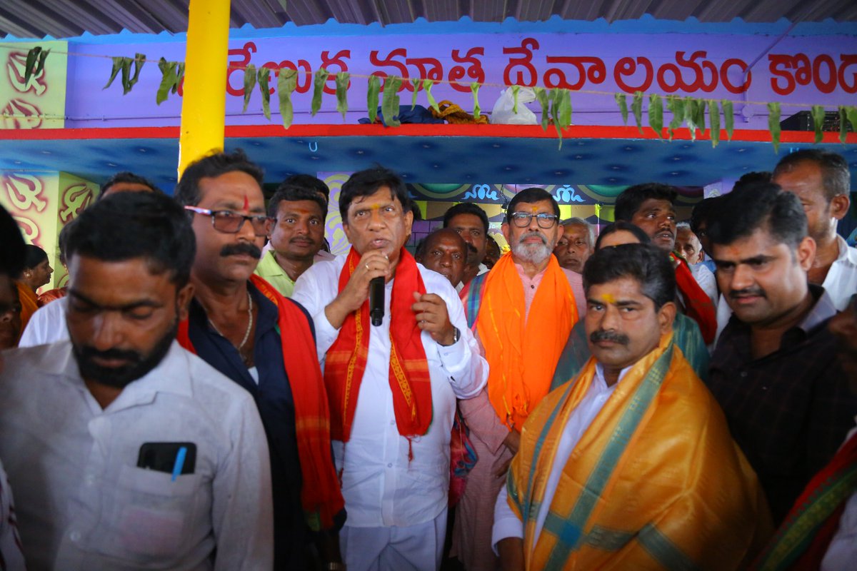 BandiAdarsh2's tweet photo. ముస్తాబాడ్ మండలం కొండాపూర్ గ్రామంలో ఎల్లమ్మ సిద్ధోగం లో పాల్గొన్న కరీంనగర్ మాజీ ఎంపీ, రాష్ట్ర ప్రణాళిక సంఘం మాజీ ఉపాధ్యక్షులు శ్రీ @vinodboianpalli గారు
@KTRBRS 
@BRSParty_News 
@kmr
@AgaiahThota 
@ganarajudasari https://t.co/o5gpMd8GKt