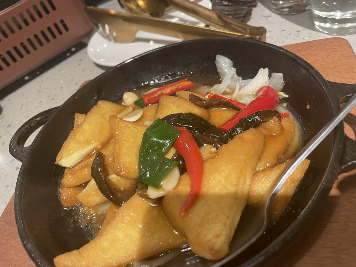 お昼ご飯を食べて買い出しして、お世話になるお店に到着！
長い…長い道のり…
かなりグッタリ…

でもこれから仕込みなので気張って頑張ります！
良い物に仕上がるように頑張って来ます！
行って来ます！
#台湾
#牛庵
#ラーメン
#海外
#仕込み