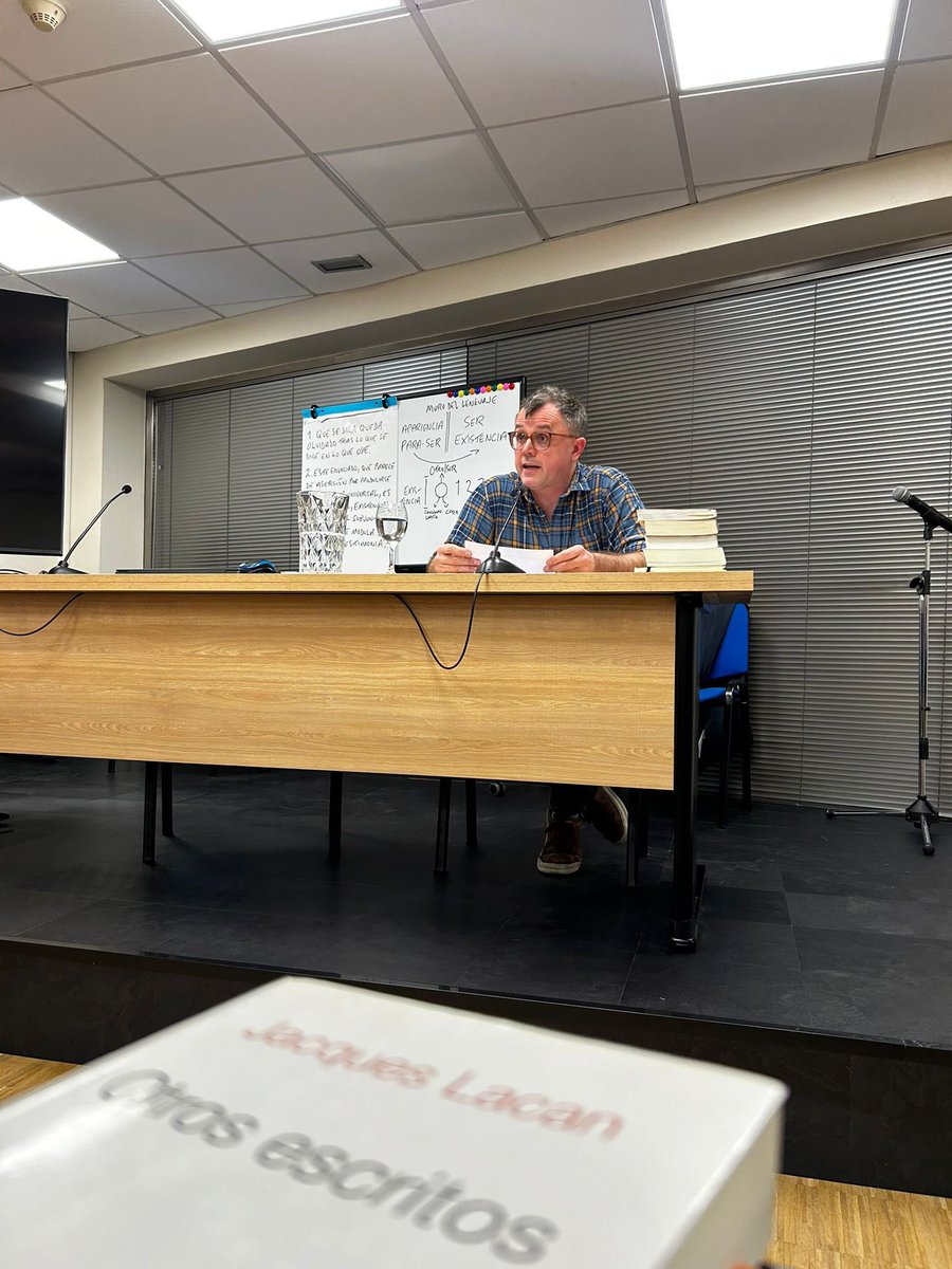 📸Anoche en la Sede Barcelona 
Seminario de Primavera ‘24  CdC-ELP 
Lectura de L’etourdit, a cargo de Howard Rouse 🙌