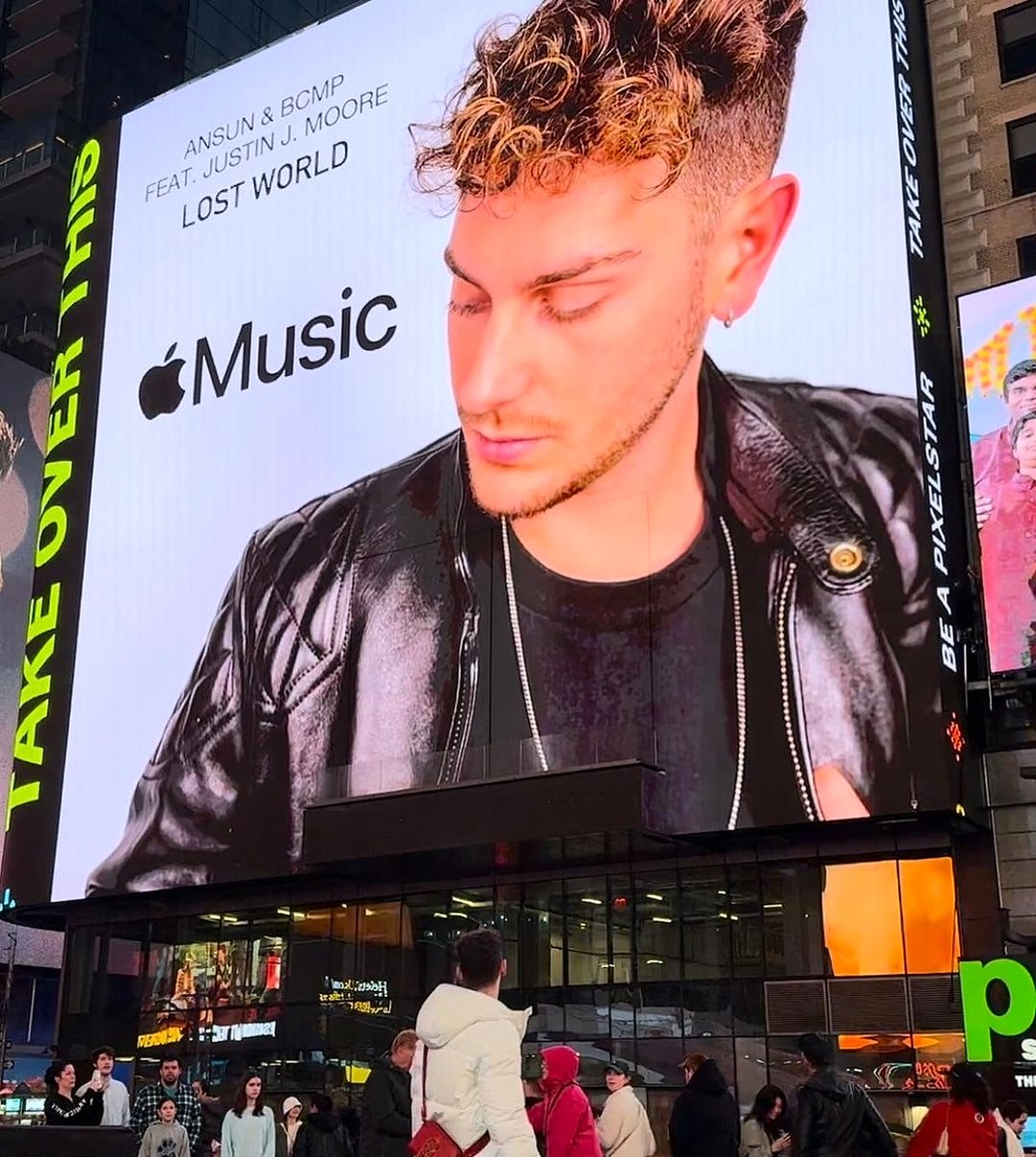 .@kiffixhq Early Adopter @bcmpmusic_ lighting up a Billboard in Time Square 🔥🔥 Join the waiting list at kiffix.com 🎶🎧