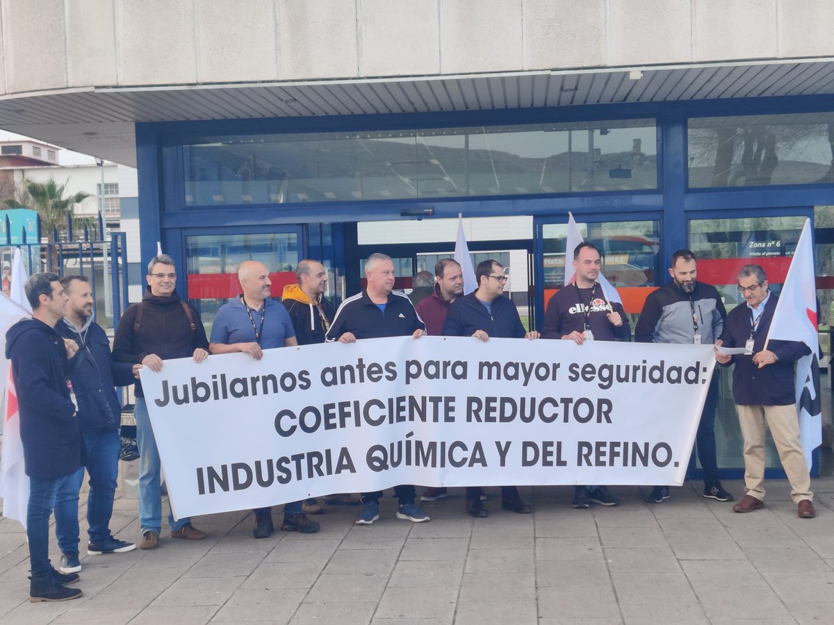 STR_Sindicato's tweet photo. 🔊 ¡Puertollano alza la voz! 📢 Hoy, el STR ha demostrado su compromiso por el derecho a una jubilación digna y anticipada para las trabajadoras y trabajadores del sector químico y del refino.
Únete la causa en: https://t.co/SuGBlw7CXI
#coeficientereductorSTR https://t.co/Z5qug5WwkG