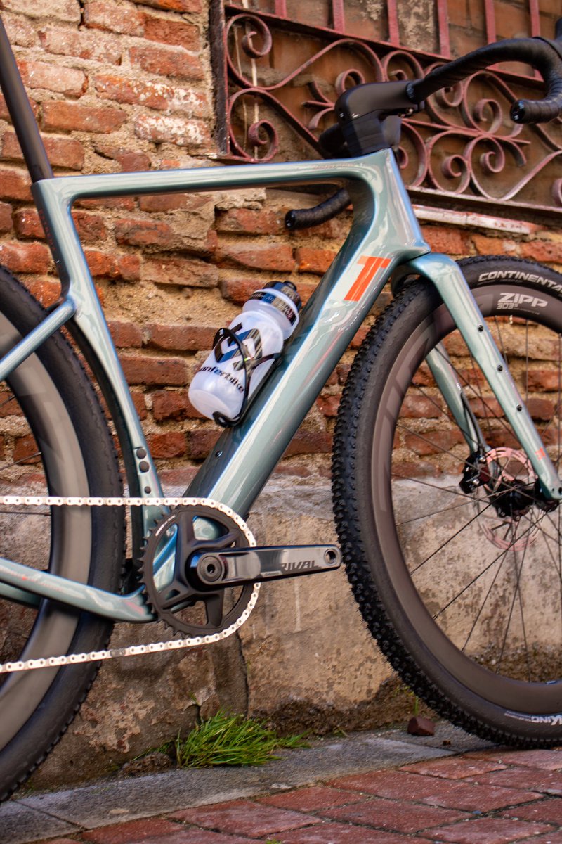 ♥️❤️🧡 Otra increíble 3T EXTREMA 🇮🇹 made in Italy está ya conquistando nuevos territorios de la Sierra de Madrid. Con sus ruedas Zipp303s, fiable cambio Sram GX AXS Eagle T-TYPE y sus muy capaces Continental RaceKing TLR 29x2.00, no hay camino que se le resista. El Gravel sin