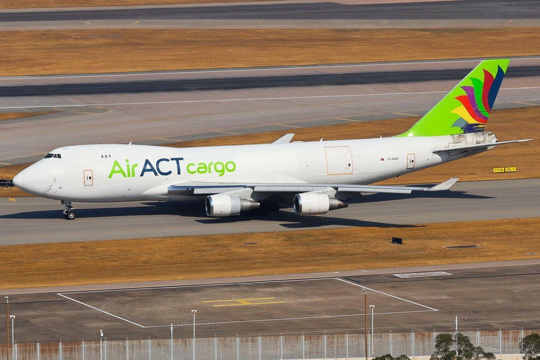 Our B747/400 TC-ACM is taxiing out for departure on a clear day at Hong Kong Airport.
.
B747/400 TC-ACM uçağımız Hong Kong Havalimanı’nda havanın açık olduğu bir günde kalkış için taksi yapıyor.
.
Thank you: @hkgaviation 
.
#airactcargo #airactcargob747