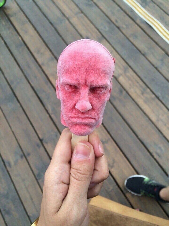 Дизайнерское мороженое «Маяковский» co вкусом водки с клюквой.