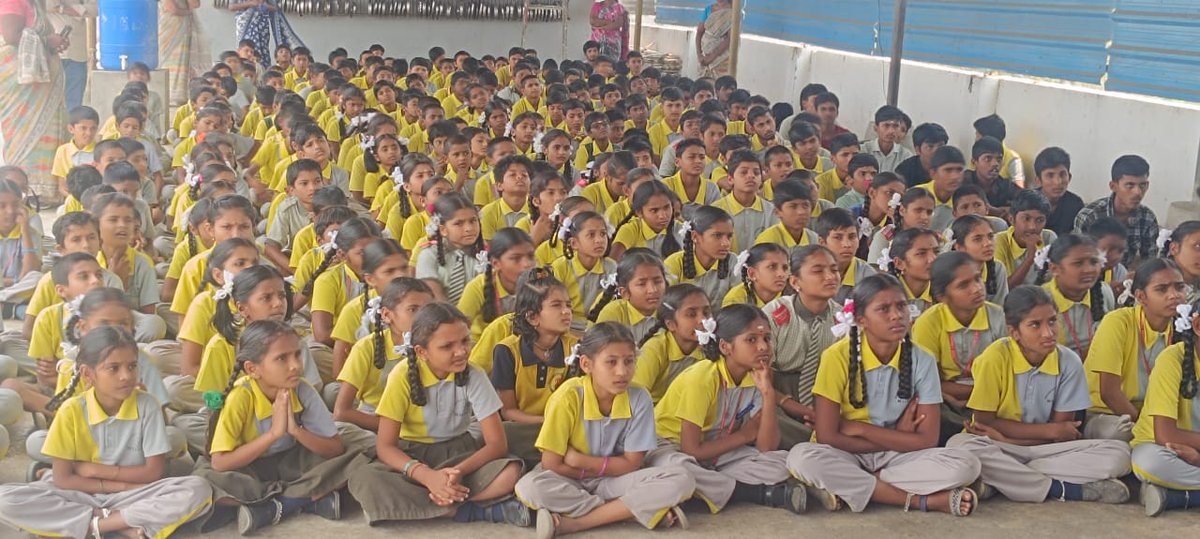 SVEEP_MHBD's tweet photo. స్వీప్ అవేర్నెస్ క్యాంపెన్లో భాగంగా ఈరోజు 20.03.24 స్వీప్ నోడల్ ఆఫీసర్ గారు కురవి మండలంలోని నాగార్జున విద్యాలయం కళాశాలలో విద్యార్థినీ,విద్యార్థులకు ఓటర్ పైఅవగాహన కల్పిస్తూ వారికి సంకల్ప పత్రాలులను ఇవ్వడం జరిగినది, MRO,MPDO కురవి, తదితరులు పాల్గొన్నారు @ECISVEEP @Collector_MBD https://t.co/x8L0ftqImE