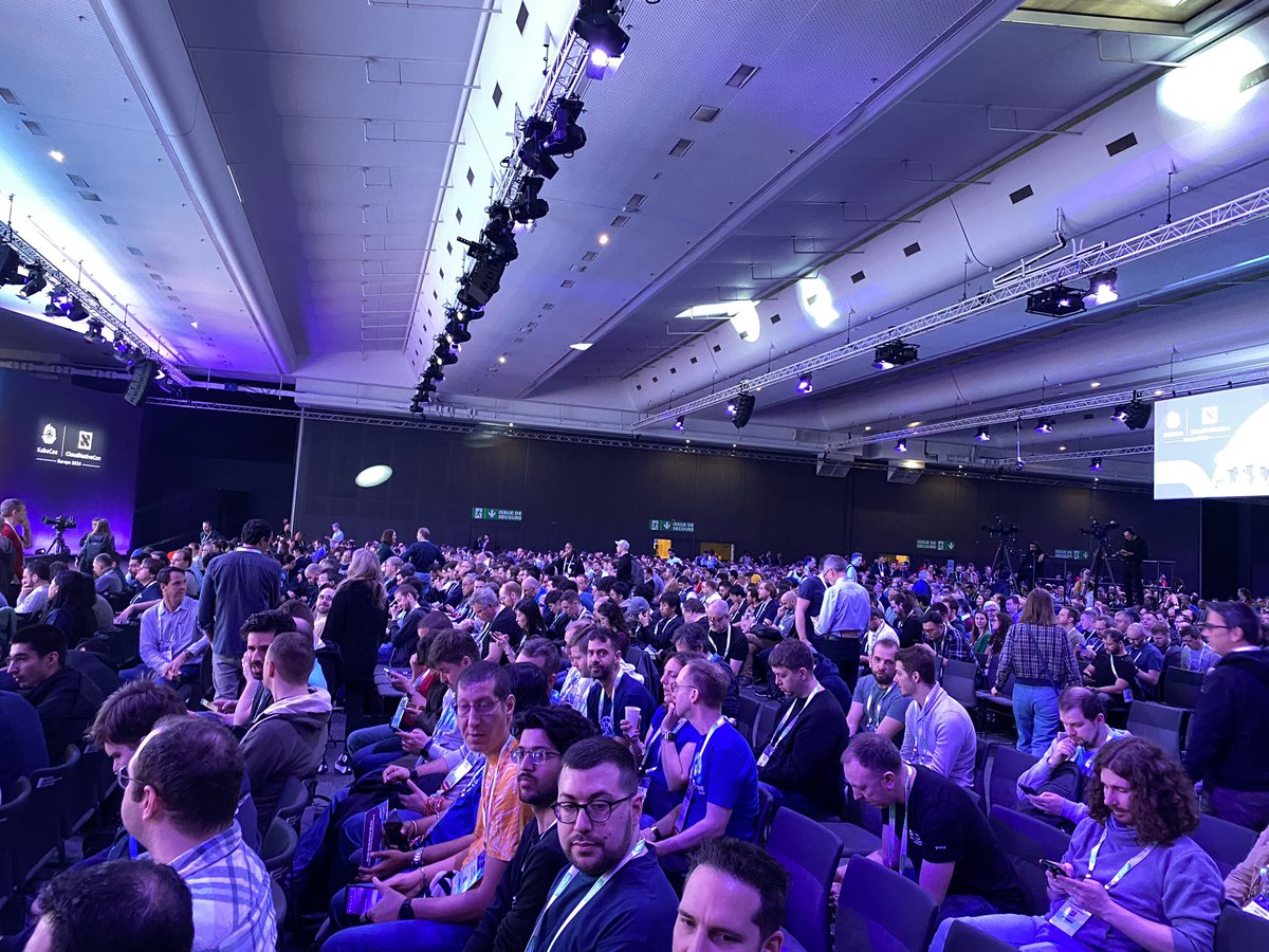 danieloh30's tweet image. Great to see you, bruh @salaboy again at #KubeCon #Paris #Keynotes
