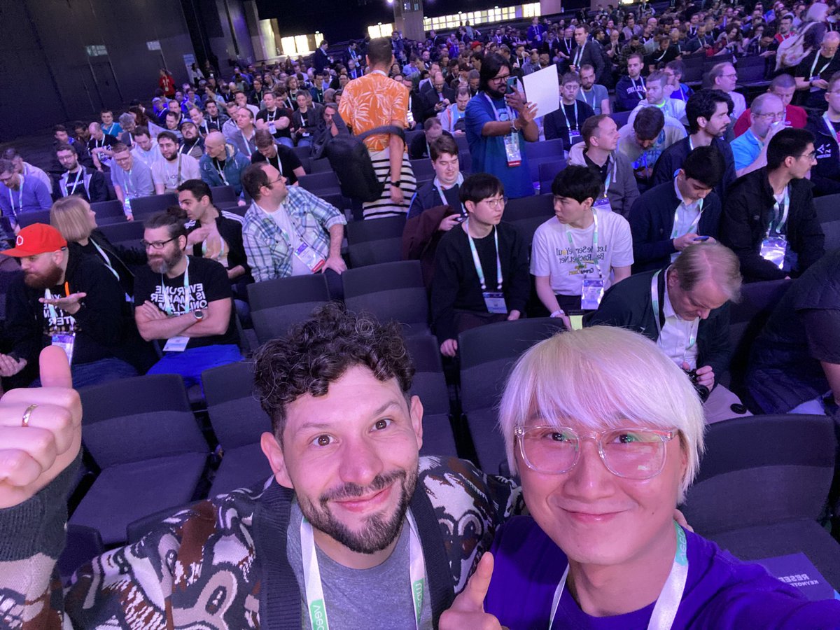 danieloh30's tweet image. Great to see you, bruh @salaboy again at #KubeCon #Paris #Keynotes