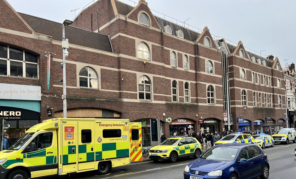 An incident has occurred at Clapham Junction with platforms 5 & 6 being shut down. Could be for a few hours. #claphamjunction #southwesterntrains #London