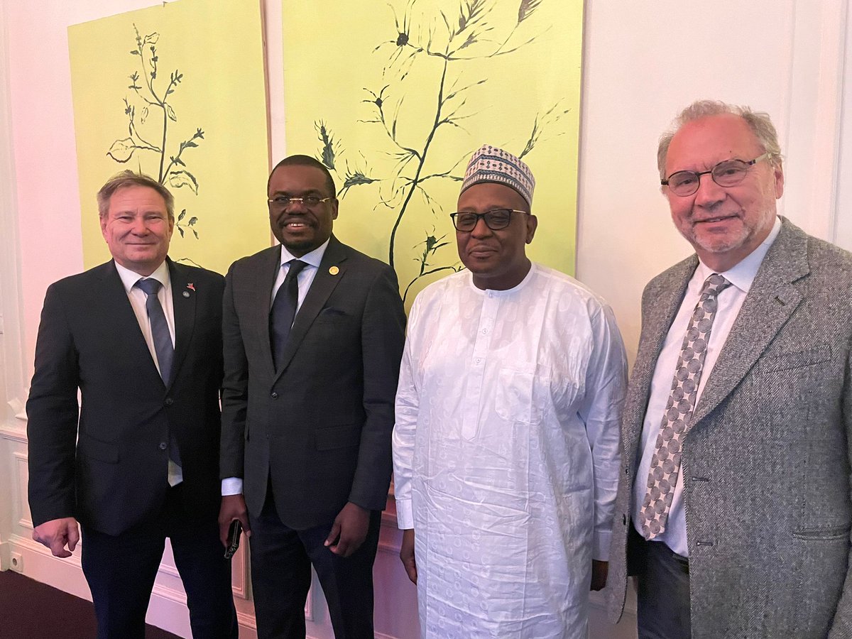 Delighted to catch up with @muhammadpate, Coordinating Minister of Health & Social Welfare (@Fmohnigeria) at the EU-AU summit on Global Health. We furthered talks on boosting the regional production of essential health products in Nigeria and in Africa, turning plans into action!