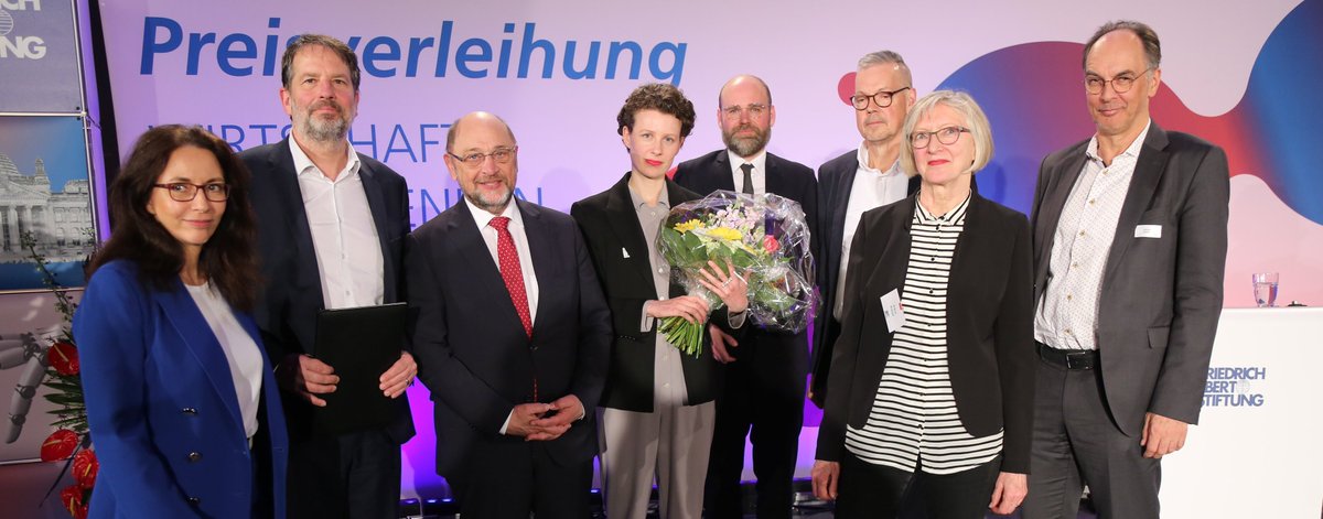 Our president @MartinSchulz yesterday congratulated @IsabellaMWeber (virtually) and Alexander @Hagelueken for the Hans Matthöfer Prize for Business Journalism 2024. It was a festive start to today's #tpw24.