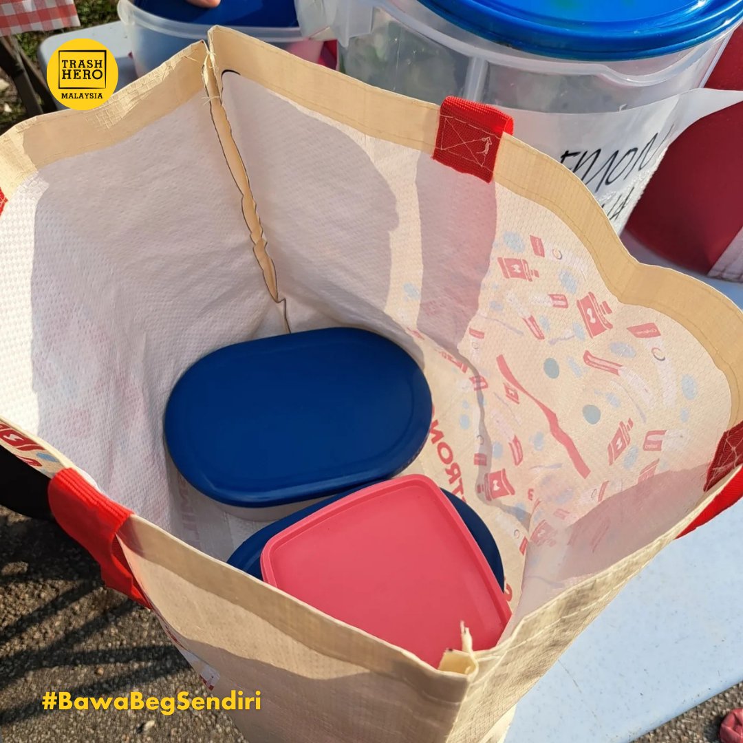 TrashHero's tweet photo. "Satu perkara saya perasan, apabila bekas dah penuh, terus rasa nak balik, tak nak beli apa-apa dah." 

Contohi sukarelawan kami, bawa bekas sendiri untuk membeli juadah. Bukan sahaja dapat mengurangkan sisa plastik, tetapi perbelanjaan lebih berhemah dan jimat.

#GreenRamadan https://t.co/JeiGR3LMQb