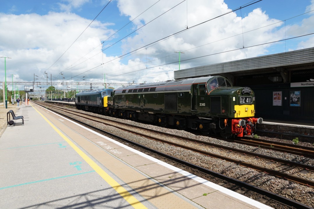 #WhistlerWednesday ##Midweekpeak class 40145 D345 Drags class 45 peak 45108 Through Northampton heading to Eastleigh then swanage  for the diesel gala 
Tom Brown shared a photo with you from the Flickr app. Check it out:
flic.kr/p/2oAw8Xr