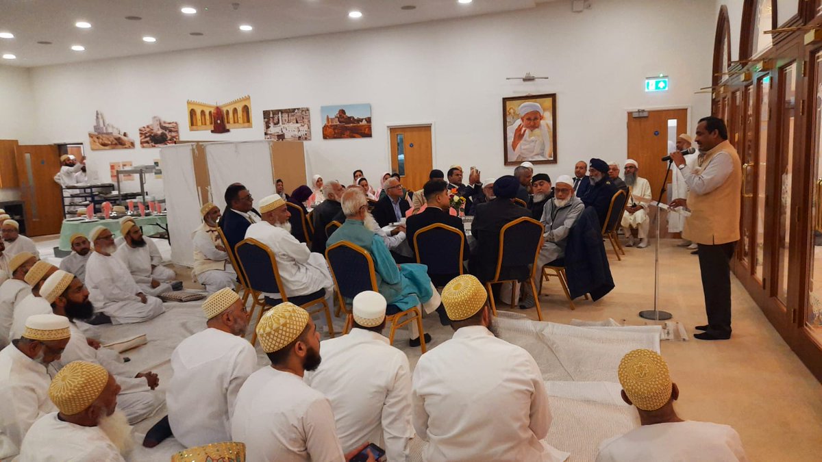 Consul General @venkatifs was delighted to join the Ramadan Iftar at Burhani Masjid, #Leicester, hosted by the Dawoodi Bohra Community. May the holy month of fasting & prayer brings happiness healthy & prosperity to all #Ramadan #Unity #CommunitySpirit @HCI_London @MEAIndia