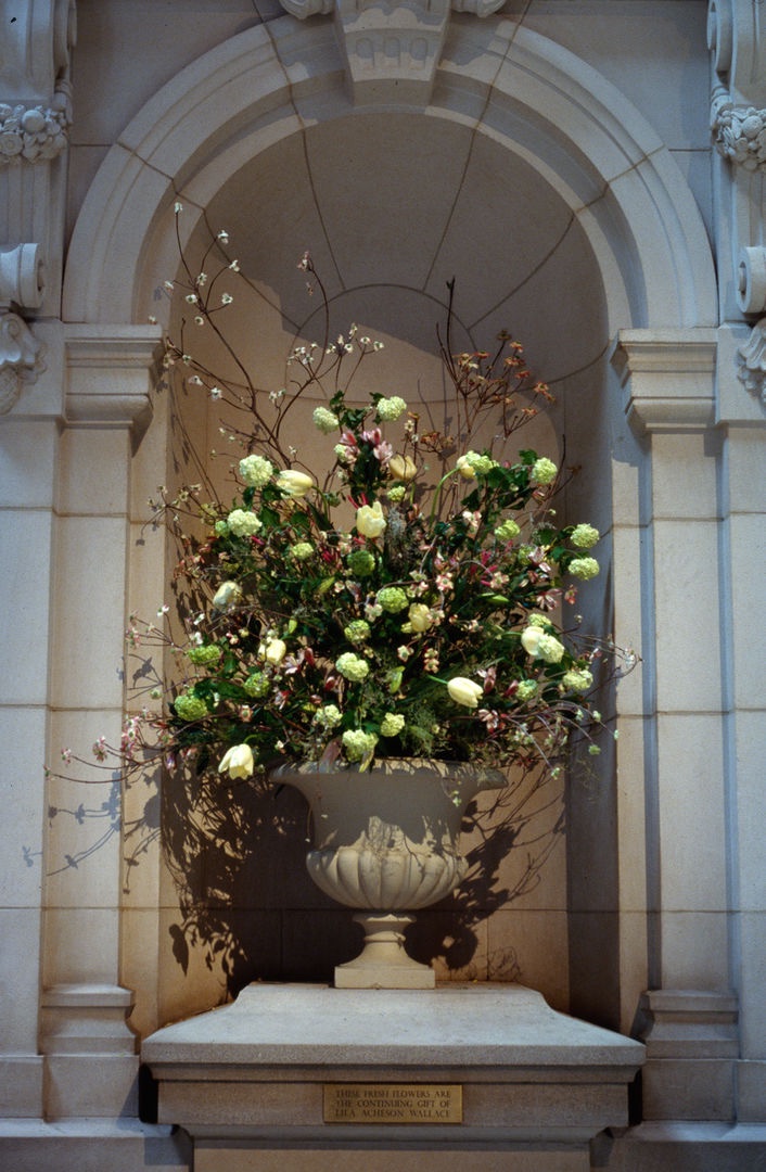 guardian_el_'s tweet photo. Todas las semanas ponen flores frescas en la entrada del MET. Es un regalo que hace al museo desde 1967 la fundadora de Reader's Digest, Lila Acheson Wallace. Dejó un fondo para que pudiesen seguir cambiándolas. "Para que los visitantes se sientan en casa cada vez que entren" https://t.co/djgK2JCSQ2