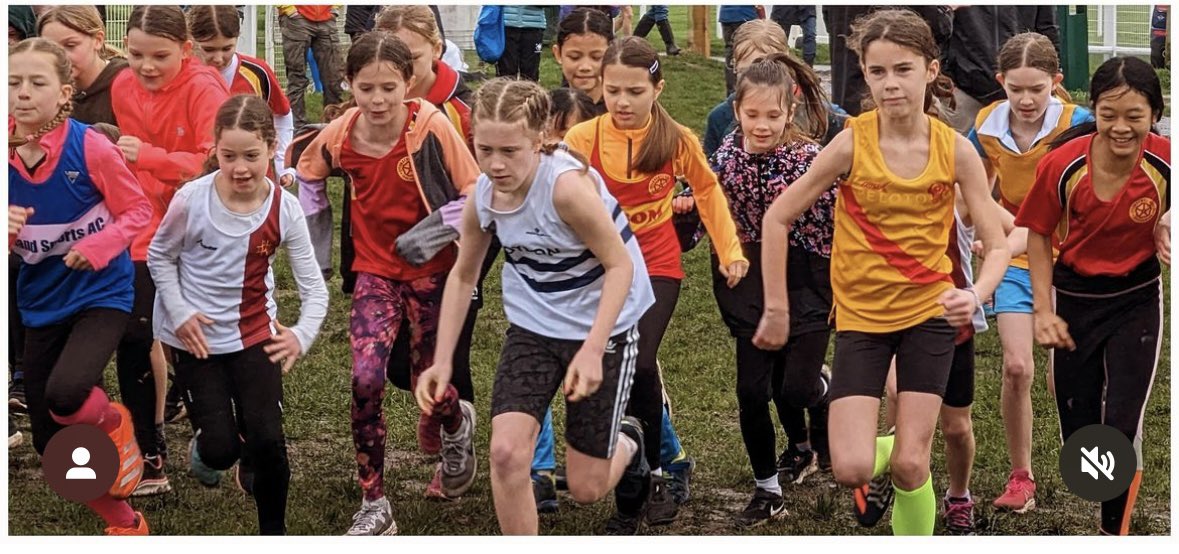 A fantastic result for Year 9 Jessie and her @slondonharriers team who won the Epsom Downs Cross Country League at the weekend! There were also some strong individual performances and placings for @harrierscroydon Aida, Zoe & Alexa! 🏃‍♀️👏