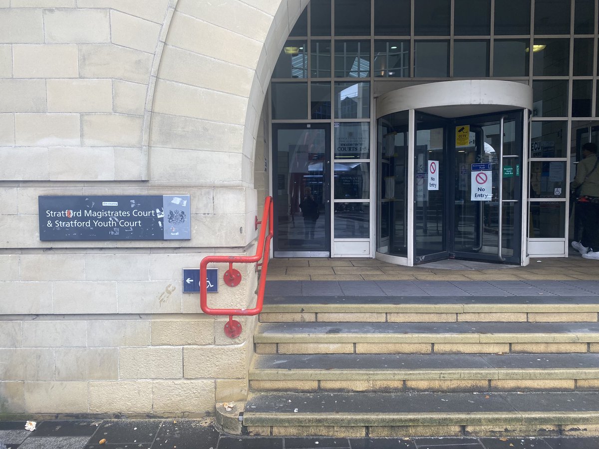 ⚠🚨 Shocking incident: observer physically removed from Stratford Magistrates court. We’ve stopped collecting data, but some courtwatchers have continued observing. On Monday, one courtwatcher was questioned & forced out of the building. 🧵 [1/5] 📷: @MouseInTheCourt