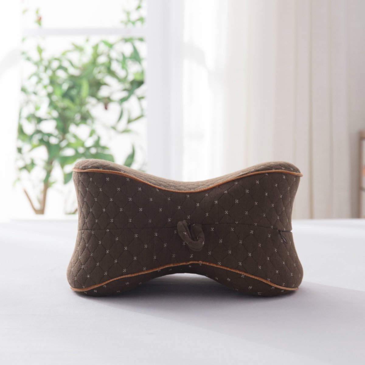 Unveiling our newest Apple Shape Leg Pillow - a coffee-colored delight! Get lost in the softness and embrace the sweet sleep you deserve! Promises ergonomic design and quality at its finest. Invest in better dreams now! #wydenhome #wydenpillow #legpillow #AppleShapeLegPillow