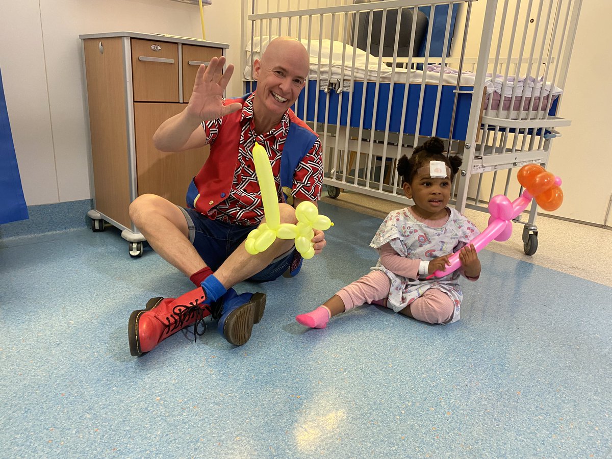 Yesterday @skittlemanparty brought lots of smiles & giggles to the children, young people, parents & staff of Tropical Bay & Lagoon. Sarah was 1 of his biggest fans. Thank you to @PodCharity & @ClownsintheSky2 for funding this. @BHRUT_NHS @BHRUT_Childrens