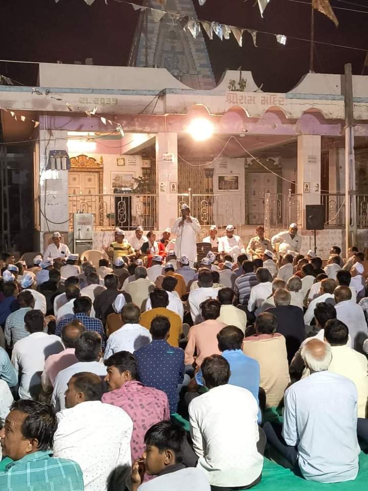 AAPGujarat's tweet photo. વિસાવદર તાલુકાના ભદરિયા ગામ ખાતે AAP રાષ્ટ્રીય નેતા @Gopal_Italia અને પ્રદેશ સંગઠન મહામંત્રી @manoj_sorathiya ની અધ્યક્ષતામાં સ્વાભિમાન સભાનું આયોજન કરવામાં આવ્યું.
આ સભામાં પ્રદેશ મહિલા પ્રમુખ @reshmapatel__ સહિત જિલ્લાના હોદ્દેદારો અને કાર્યકર્તાઓ મોટી સંખ્યામાં ઉપસ્થિત રહ્યા. https://t.co/yaMacFBkD9