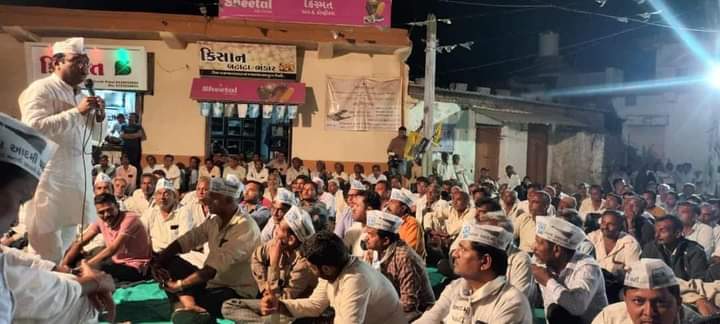 AAPGujarat's tweet photo. વિસાવદર તાલુકાના ભદરિયા ગામ ખાતે AAP રાષ્ટ્રીય નેતા @Gopal_Italia અને પ્રદેશ સંગઠન મહામંત્રી @manoj_sorathiya ની અધ્યક્ષતામાં સ્વાભિમાન સભાનું આયોજન કરવામાં આવ્યું.
આ સભામાં પ્રદેશ મહિલા પ્રમુખ @reshmapatel__ સહિત જિલ્લાના હોદ્દેદારો અને કાર્યકર્તાઓ મોટી સંખ્યામાં ઉપસ્થિત રહ્યા. https://t.co/yaMacFBkD9