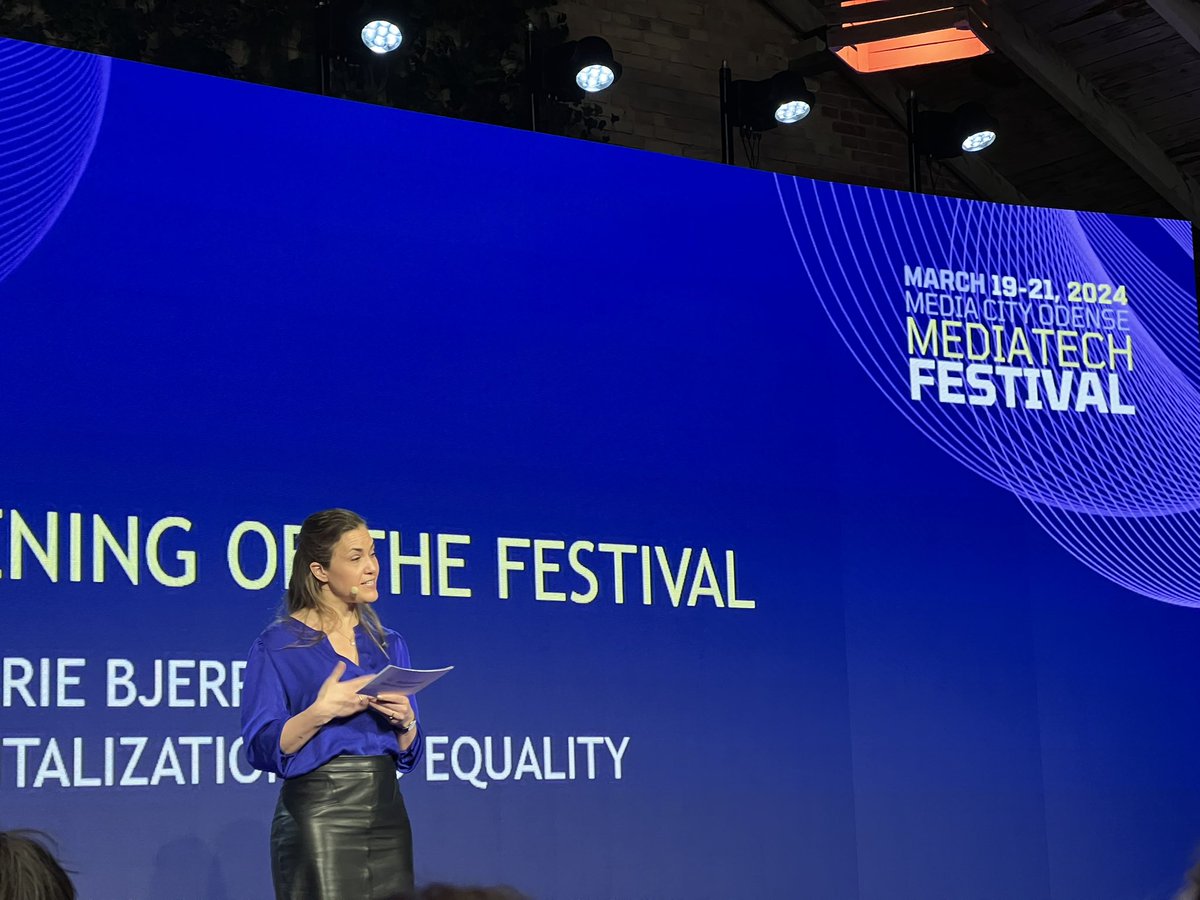 Regulering af #some kommer 20 år for sent, konstaterer <a href="/marie_bjerre/">Marie Bjerre</a> på #mediatechfestival og lover regulering af #ai : “for vi er ikke længere naive, og vi skal ikke begå samme fejl”. Vigtigt #dkmedier
