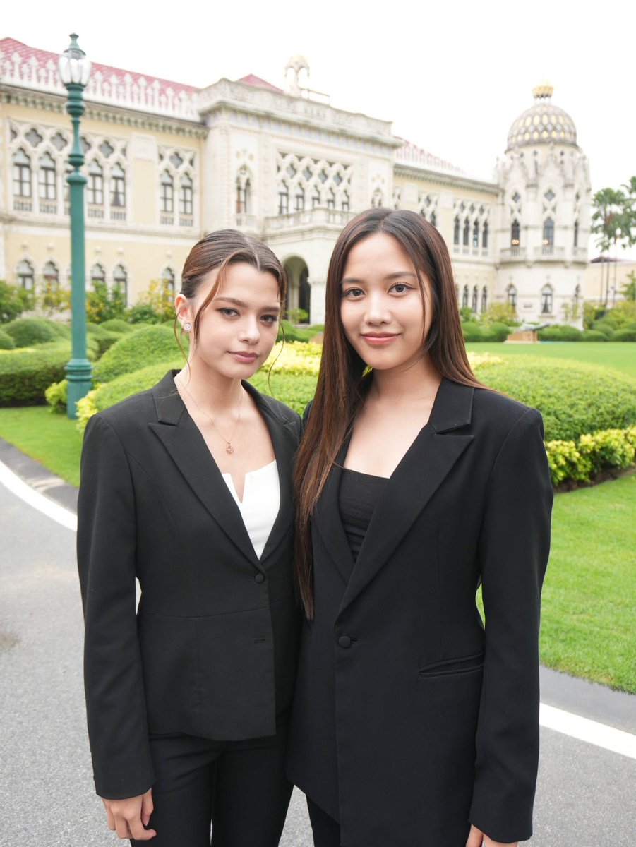 IDOLFACTORYTH's tweet photo. 2 สาว ฟรีน-เบคกี้ เข้าพบ ฯพณฯ นายกรัฐมนตรี ที่ตึกไทยคู่ฟ้า ทำเนียบรัฐ��าล

#ThaiGovxBOCandIDF https://t.co/sQm2JoFnrD