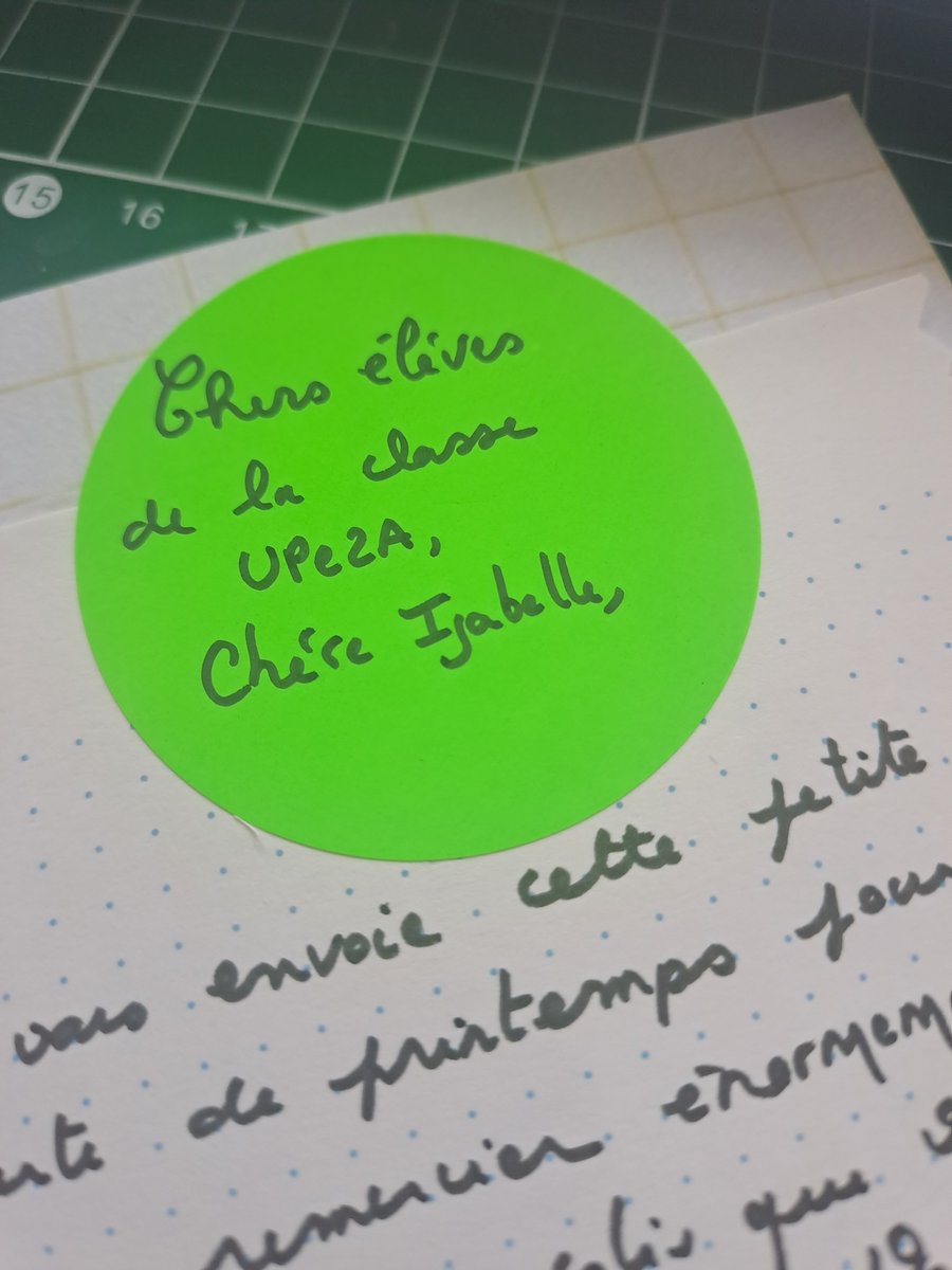 Drawoua's tweet image. Jour de lettre - Mes interventions dans la classe UPE2A du collège Gandhi (Fougères) sont terminées. On prolonge lecture et écriture avec les élèves allophones via une correspondance, un vraie, avec des timbres et tout !  @casnav_rennes #Upe2a #correspondances #EAC @acrennes