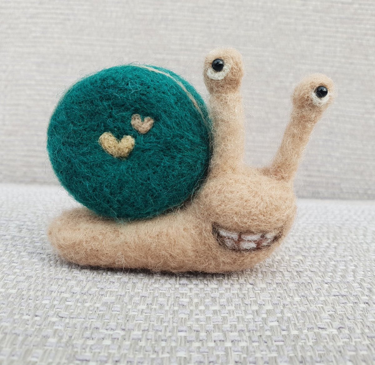 Happy #InternationalDayOfHappiness 😊 Emeralda the Snail would love to pass on her happiest smile and would love you to pass it on. Wishing you a beautiful day 🐌❤️ therockingfelter.etsy.com/uk/listing/118… #etsy #Snail #InternationalHappinessDay #earlybiz #elevenseshour