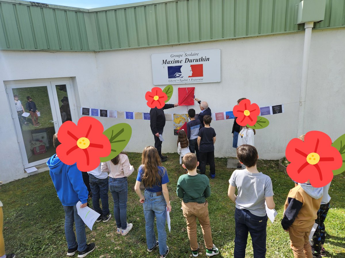 peronelodie8's tweet photo. Beau moment poétique, hier, à l'école Maxime Duruthin de #Fussy  en compagnie des élèves de CM, @OcceCher et la municipalité.
=> Dévoilement de la plaque "École en poésie" à l'occasion du Printemps des poètes. https://t.co/2bDYq4gP5E